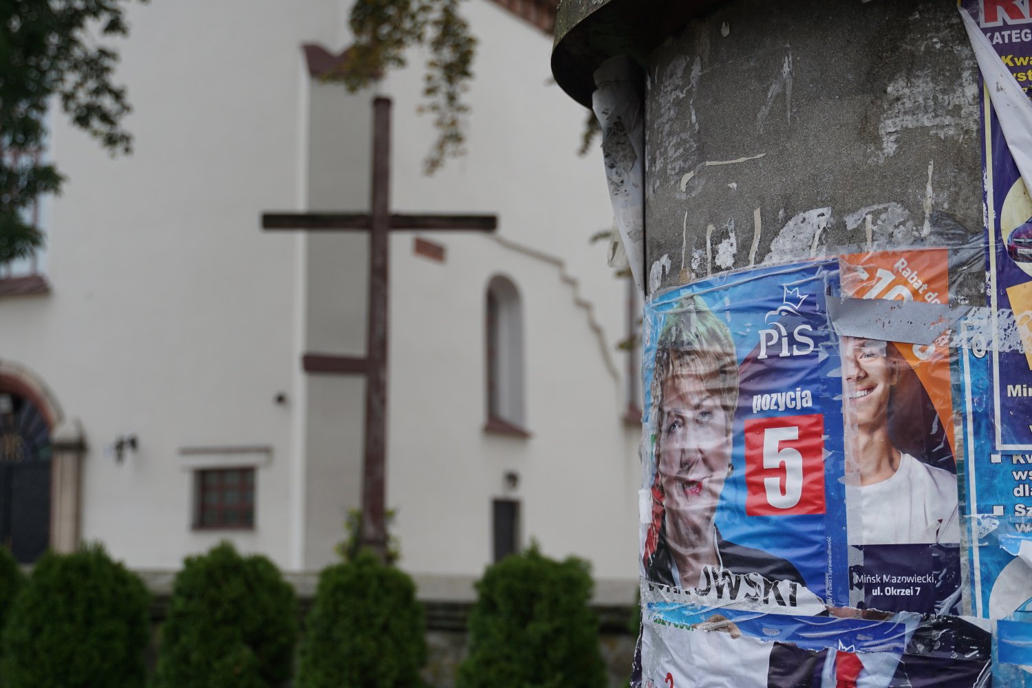 Plakaty PiS są wszędzie dookoła kościołów. Ale raczej nie na ich terenie.