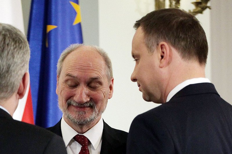Prezydent Andrzej Duda nie jest usatysfakcjonowany odpowiedziami, które dostał od szefa MON Antoniego Macierewicza ws. sytuacji w wojsku.