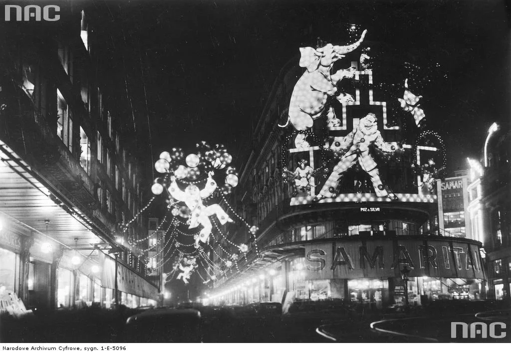 Reklamy świetlne magazynu Samaritaine i domu towarowego Lafayette w Paryżu przed świętami Bożego Narodzenia. Do takich poziomu komercyjnych ozdób Warszawa przed wojną nie doszła.