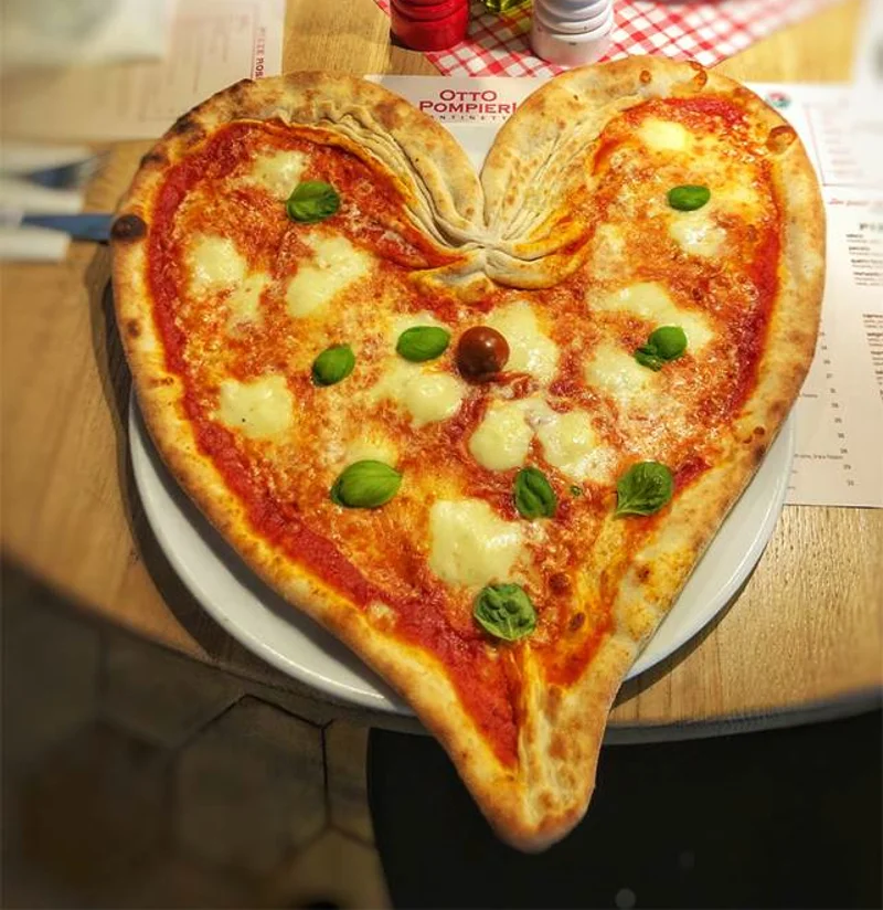 Pizza w kształcie serca to jedna z kulinarnych propozycji warszawskiej restauracji Otto Pompieri na Walentynki