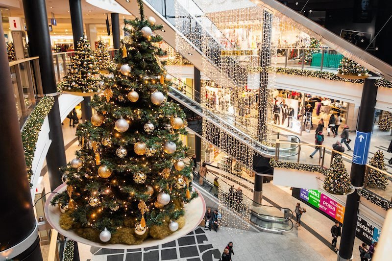 Okres przed świętami spędzamy głównie biegając po sklepach. Coraz częściej są to sklepy internetowe.