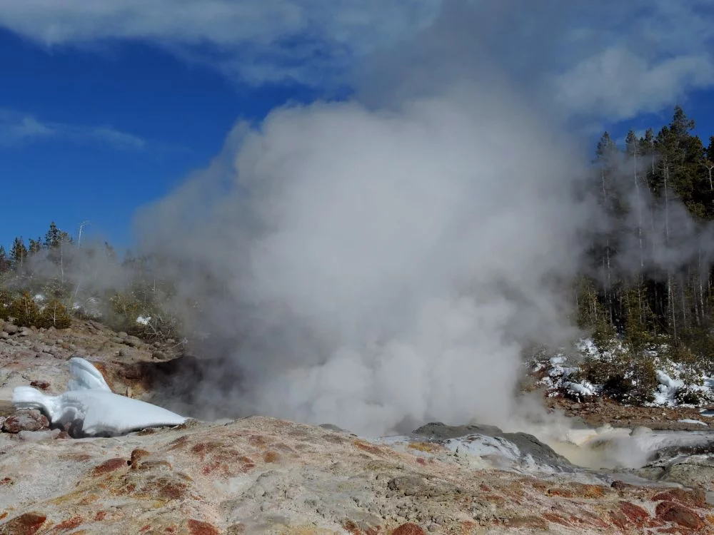 Erupcja gejzeru Steamboat, kaldera Yellowstone, USA.