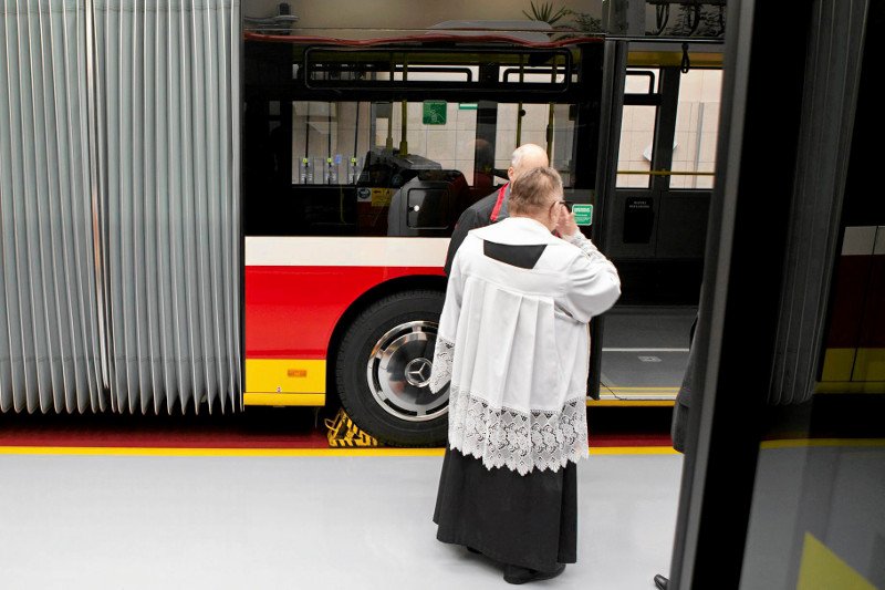 Proboszcz na warszawskim Bródnie chce specjalnego autobusu, który przywiezie wiernych na msze.