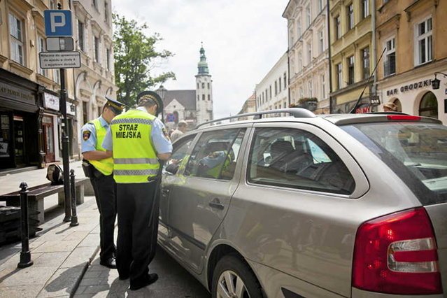 Uchwalona przez Sejm nowelizacja odbiera strażnikom miejskim i gminnym prawo do korzystania z fotoradarów