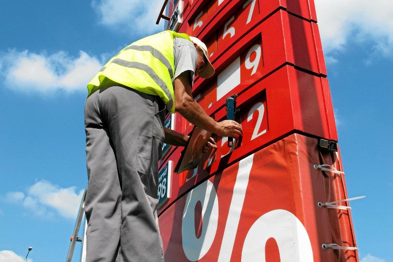 Posłowie PiS wg "Gazety Wyborczej" w ciemno podpisywali się pod projektem, który ma podnieść ceny paliw.