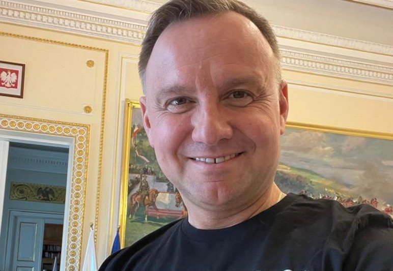 Andrzej Duda zapisał się na szczepienie. Nietypowe zdjęcie prezydenta.