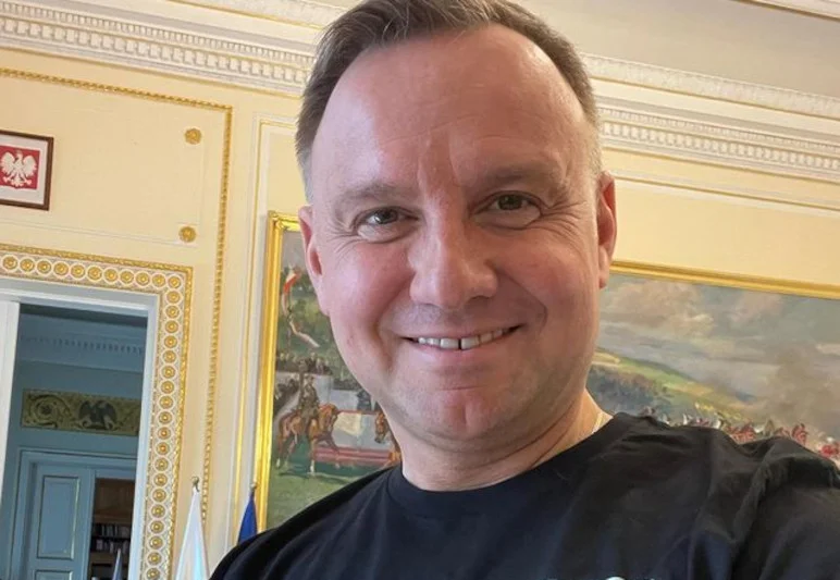 Andrzej Duda zapisał się na szczepienie. Nietypowe zdjęcie prezydenta.