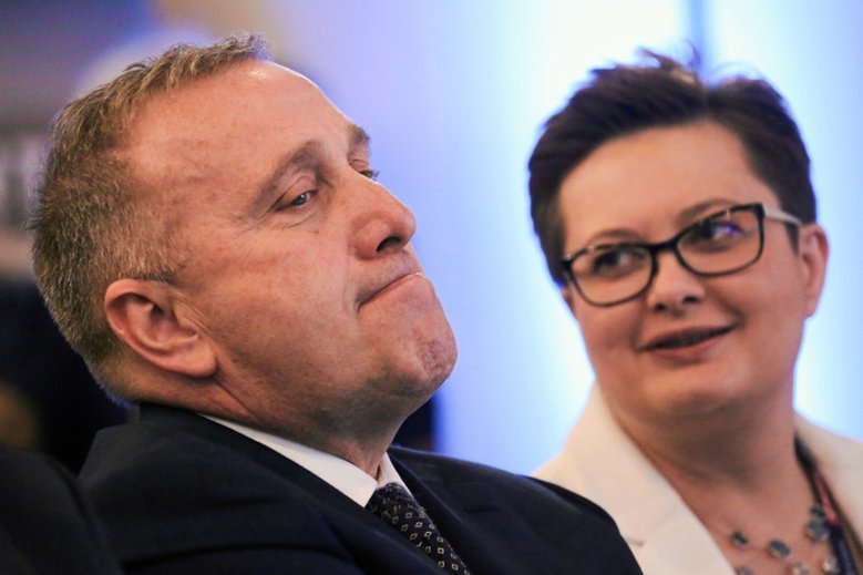 Skrajnie prawicowe formacje Młodzież Wszechpolska oraz Ruch Narodowy żądają delegalizacji PO i Nowoczesnej.