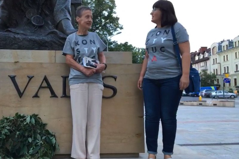 Anna Dziewanowska, prawnuczka Henryka Sienkiewicza, wzięła udział w akcji zawieszenia koszulki z napisem "Konstytucja" na pomniku pisarza w Kielcach.