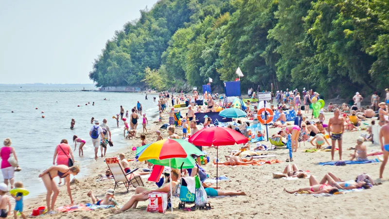 Nawet na maleńkiej plaży w Gdyni Redłowie trudno szukać walki o każdy skrawek piasku.