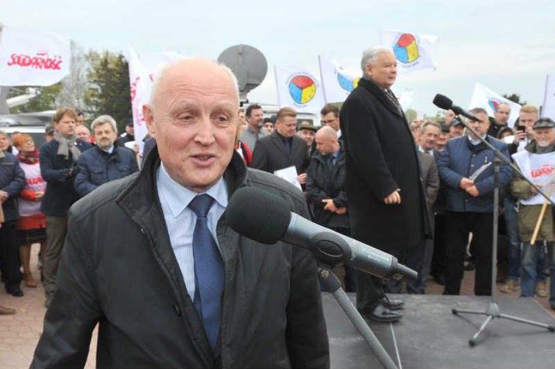 Wojciech Jasiński i Jarosław Kaczyński na wiecu wyborczego przed siedzibą Orlenu w Płocku.