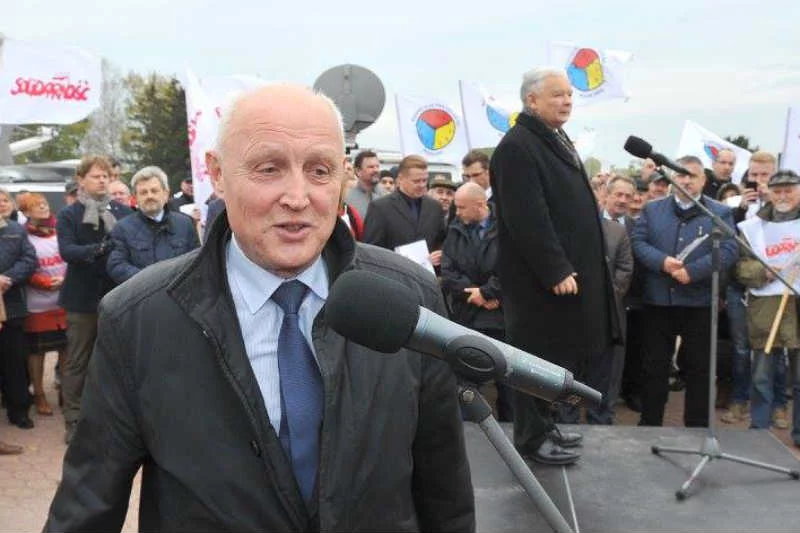 Wojciech Jasiński i Jarosław Kaczyński na wiecu wyborczego przed siedzibą Orlenu w Płocku.