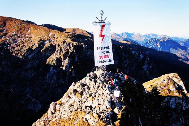 Baner Strajku Kobiet przysłonił praktycznie cały krzyż na Giewoncie.