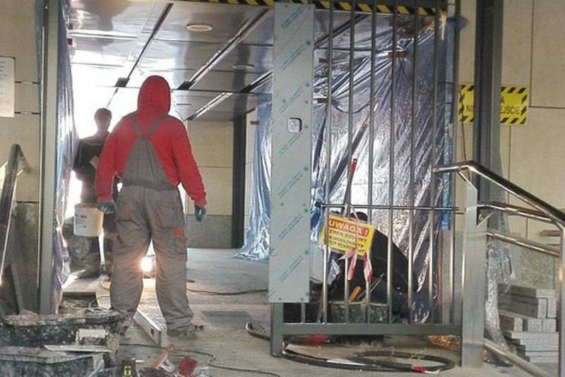 "Areszt w Sejmie", "Polskie ZOO"? Kancelaria Sejmu wyjaśnia, co jest montowane. To nie kraty, to furtka