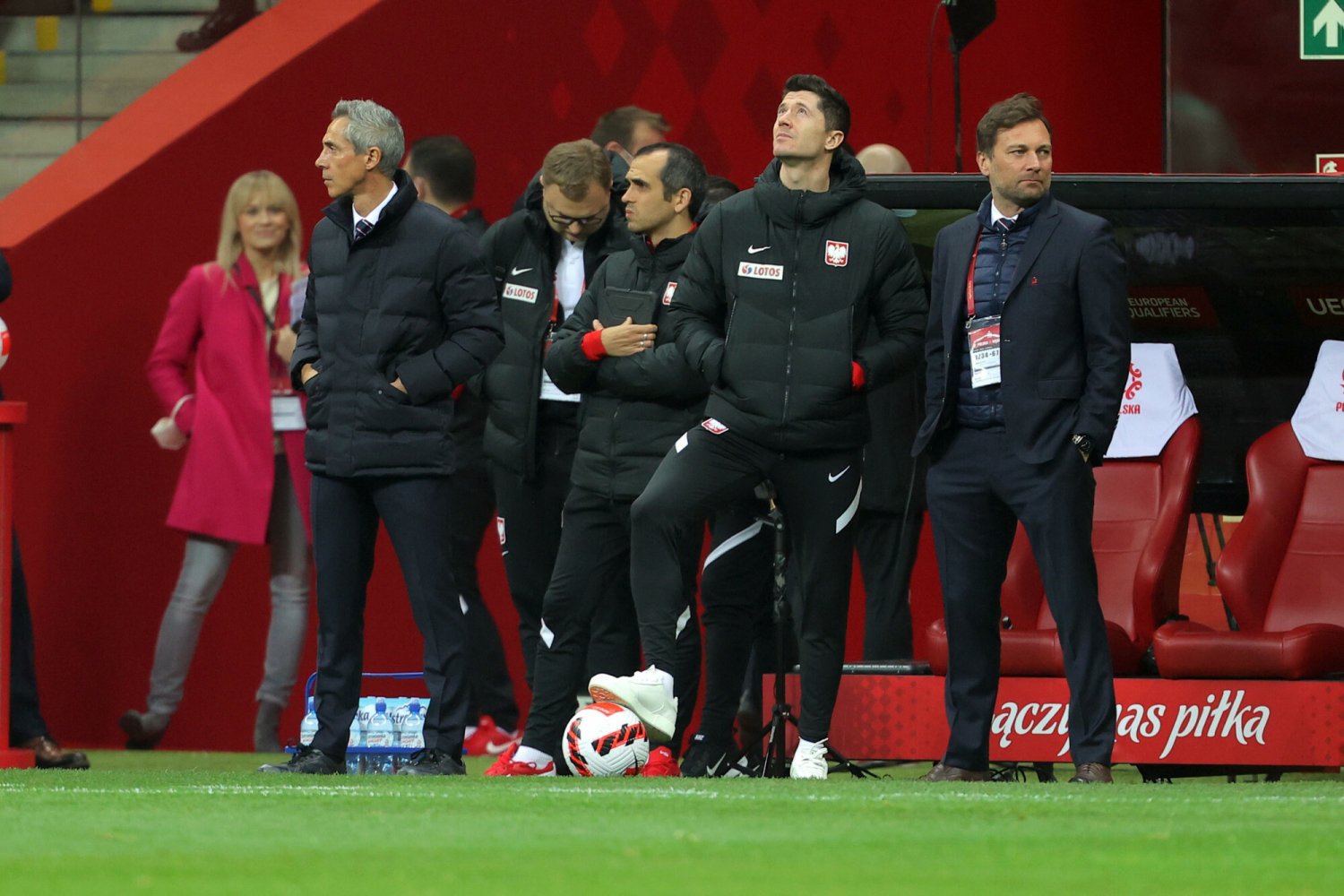 Robert Lewandowski w meczu z Węgrami. Miny nie miał szczęśliwej, wiemy dlaczego