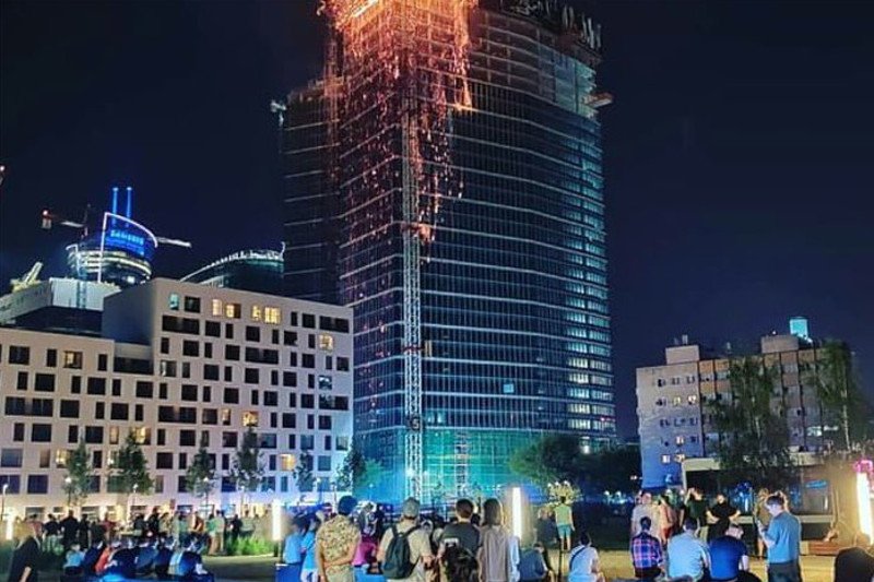 Pożar Warsaw Hub był dla niektórych atrakcją piątkowego wieczoru.