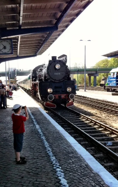 Pociągi prowadzone przez parowozy kursują z Wolsztyna do Poznania regularni. Każdego dnia spalają ponad 3 tony węgla i zużywają 30 metrów sześciennych wody.
