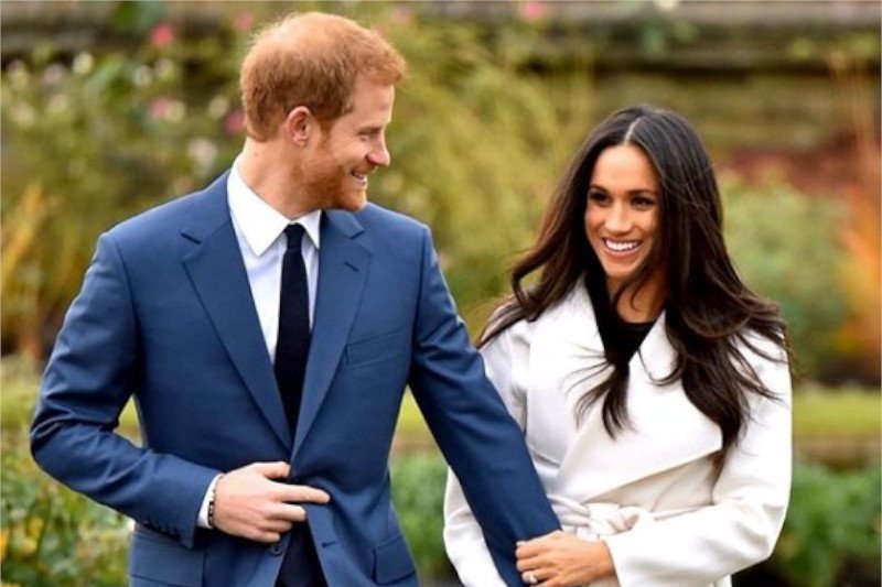 Książę i księżna Sussex rezygnują z pozycji "starszych członków" rodziny królewskiej i dworu.