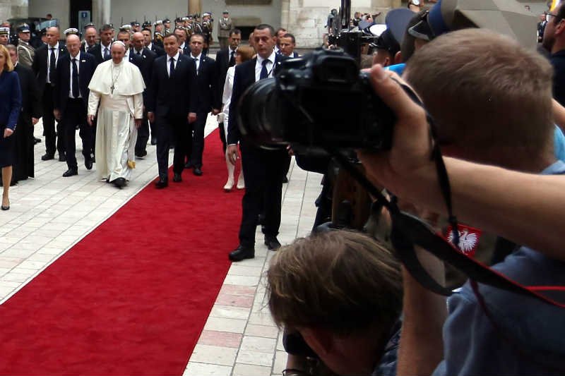 Andrzej Duda popełnił gafę podczas powitania papieża Franciszka?