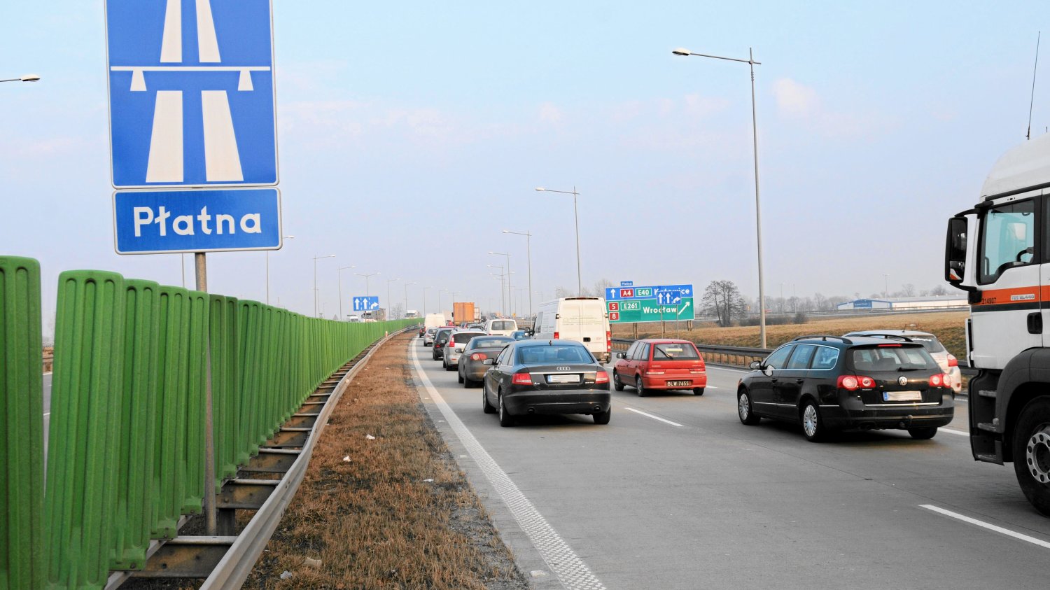 W wielu krajach Europy znak autostrady jest zielony Znak autostrady. Gdzie ma kolor niebieski, a gdzie zielony?