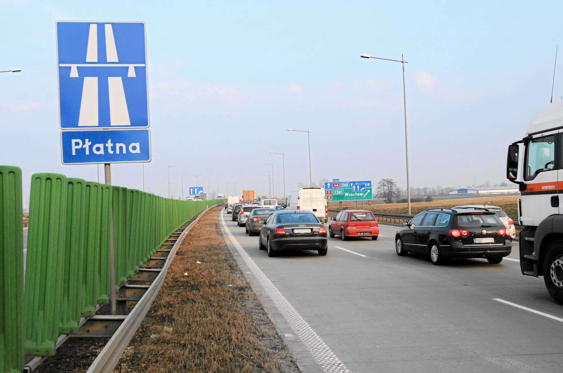 W wielu krajach Europy znak autostrady jest zielony Znak autostrady. Gdzie ma kolor niebieski, a gdzie zielony?