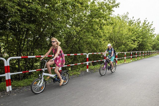 Poznaniacy mają nową trasę rowerową o długości 4 - 5 metrów. Na zdjęciu ta z której korzystają przy Warcie i Kontener ART.