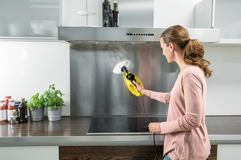 Parownica domowa to elektryczne urządzenie z napełnianym ręcznie zbiornikiem na wodę, która służy do produkcji pary. Dzięki niej czyszczenie i odkażanie powierzchni staje się proste i wygodne