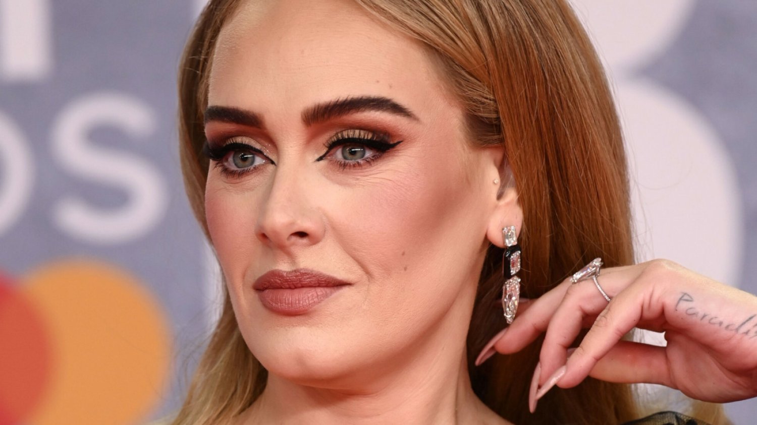 Adele ma problemy z chodzeniem.