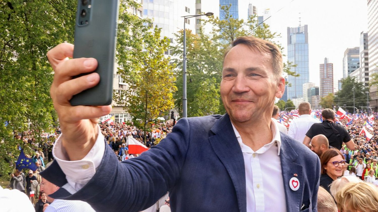 Minister Sikorski podczas marszu nawiązał do snusu Nawrockiego i piwa Mentzena