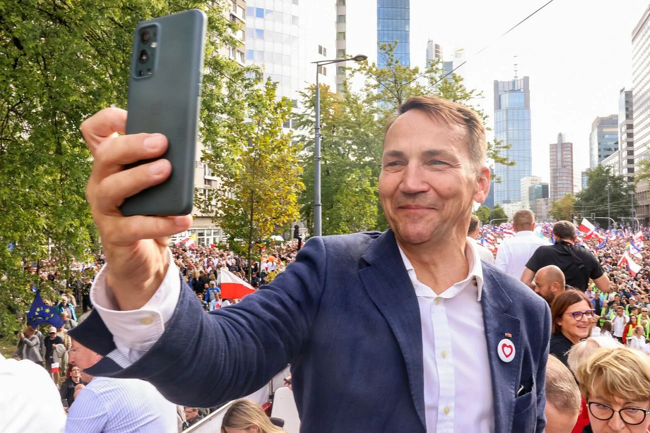 Minister Sikorski podczas marszu nawiązał do snusu Nawrockiego i piwa Mentzena