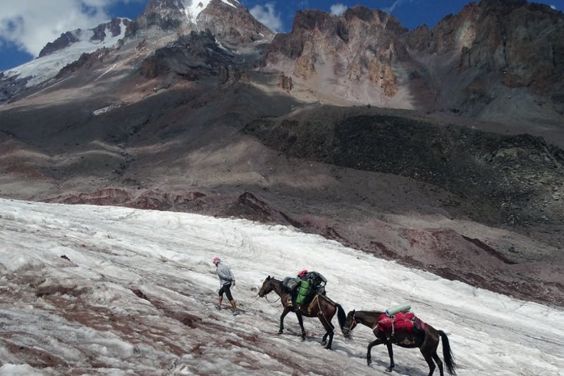 Dziennikarka i podróżniczka Monika Witkowska po raz kolejny zabiera czytelników w fascynującą podróż po górskich regionach. Do księgarni zawitała trzecia część jej cyklu ''Góry z duszą''