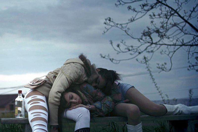 Jasna z koleżanką wraca z imprezy. Matka zapyta ją zaraz, czemu wróciła tak wcześnie...