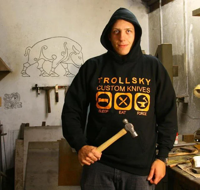 Trollsky w swojej kuźni.