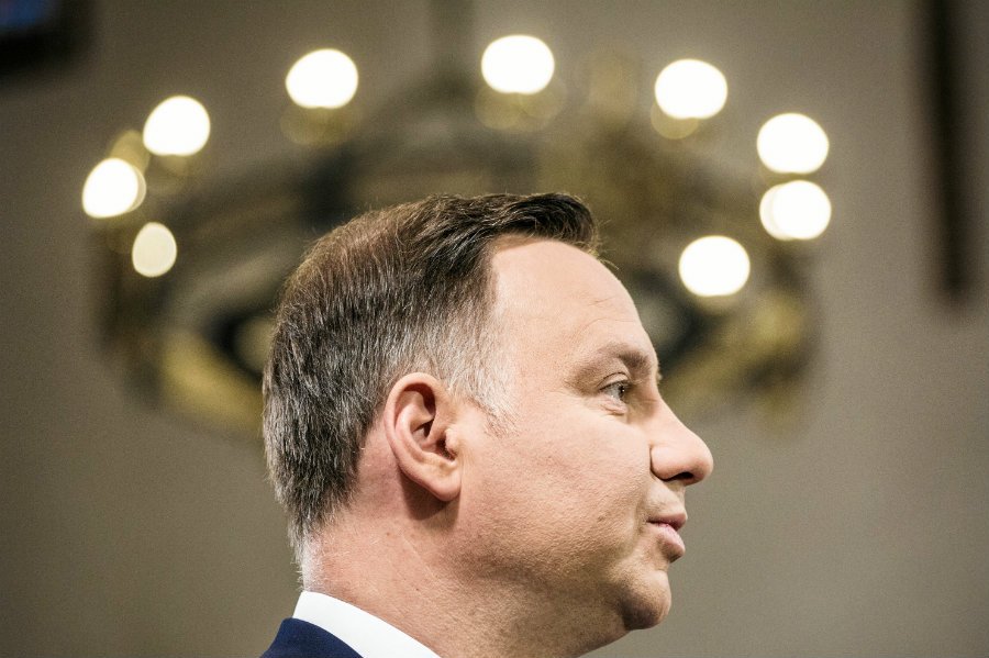 Andrzej Duda stracił miejsce na czele rankingu zaufania polityków - wynika z sondażu IBRiS dla portalu Onet.