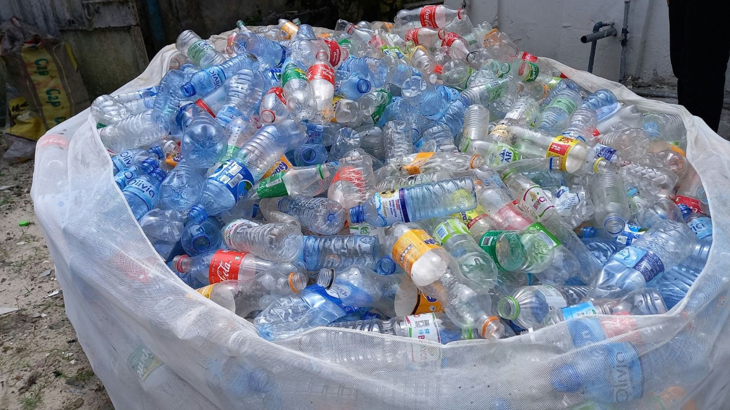 Worek na śmieci wypełniony pustymi plastikowymi butelkami