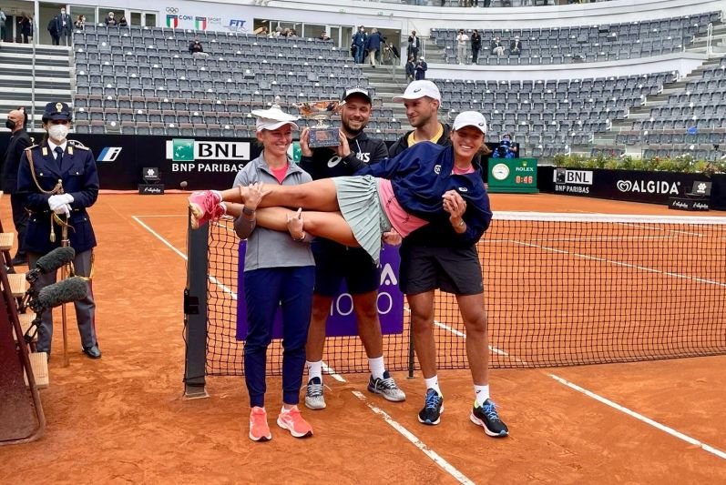 Iga Świątek i jej sztab po triumfie w turnieju WTA w Rzymie.