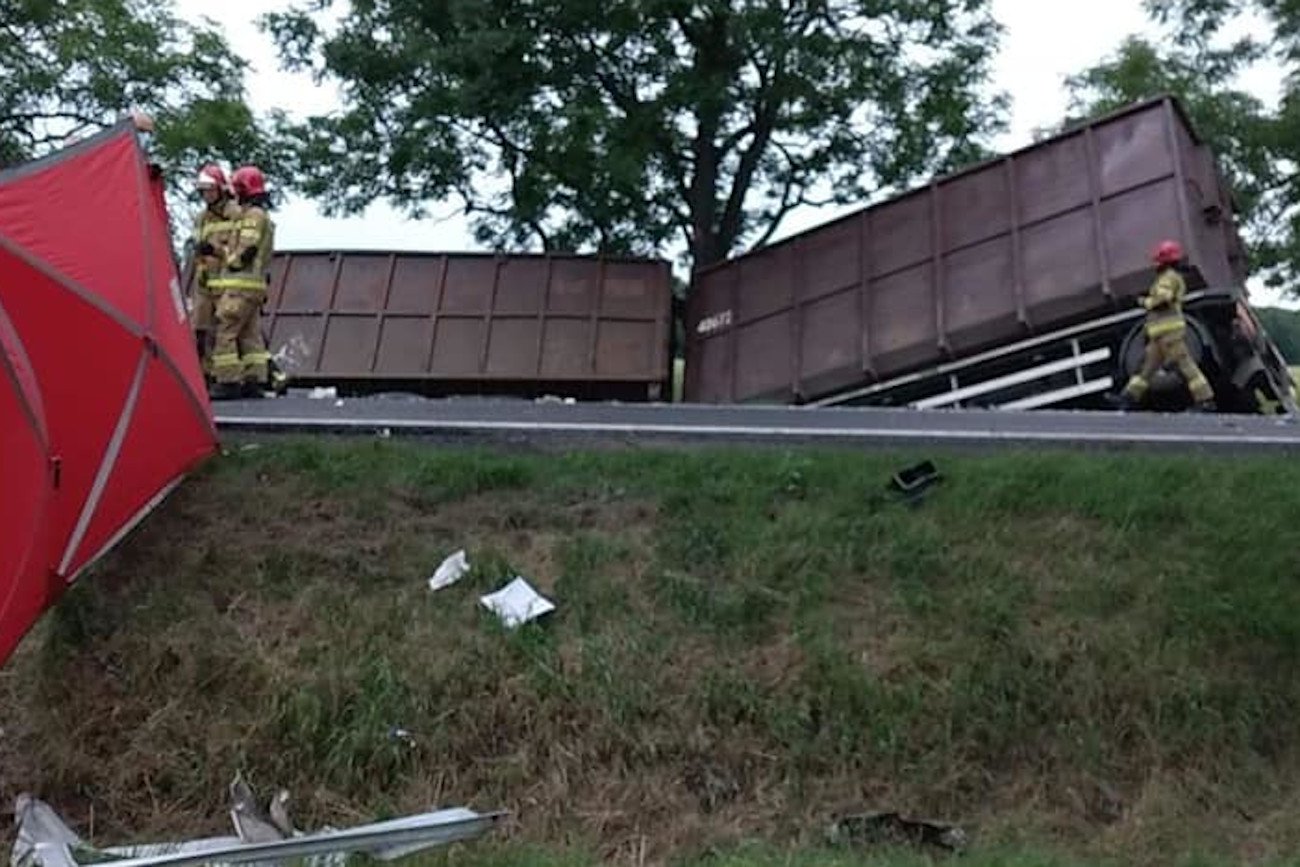 Dwie osoby zginęły, a cztery są ranne w karambolu z udziałem ośmiu pojazdów na drodze krajowej nr 8 w Magnicach na Dolnym Śląsku.