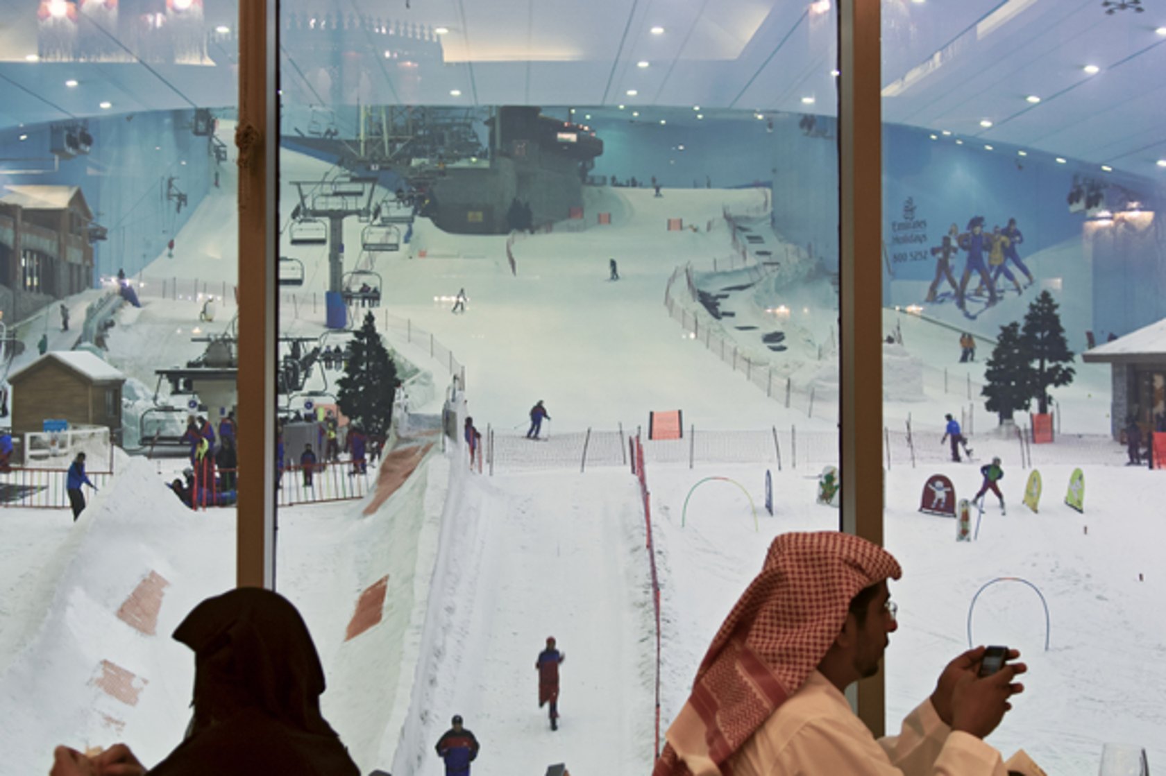 Снежком закрыт. Торговый центр Mall of the Emirates. Горнолыжный комплекс ски Дубай. Эмирейтс Молл Дубай Дубай. Mall of the Emirates в Дубае.