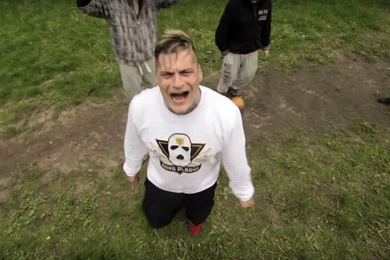 Popek ma juz trzecią partnerkę w "Tańcu z gwiazdami" i straszy ją, że jak nie nauczy go tańczyć tanga to wyleci w powietrze.