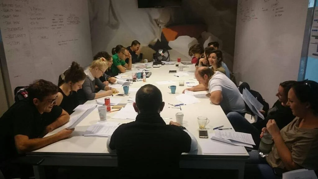 Tak wygląda praca we writers room - pokoju scenarzystów odpowiedzialnych za skecze.