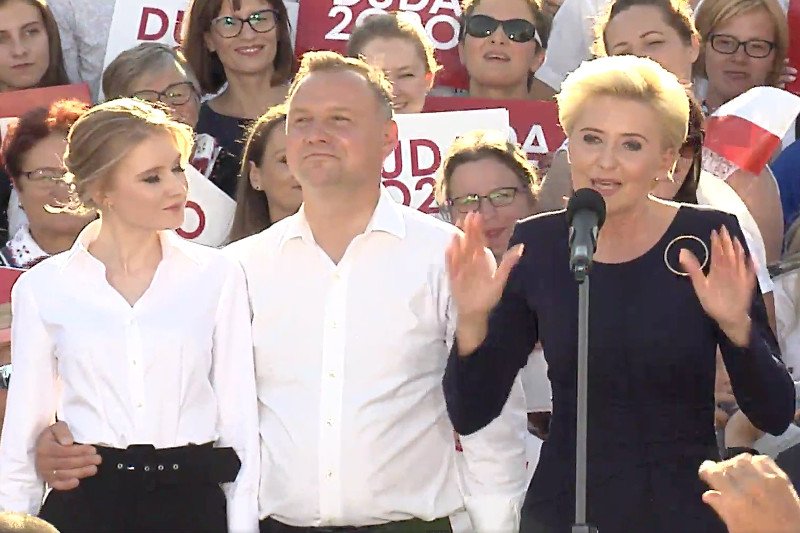 Agata Duda i Kinga Duda na wiecu wyborczym prezydenta w Rzeszowie.