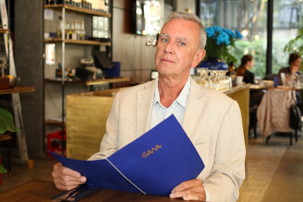 Krzysztof Jaroszyński jest twórcą kultowego sitcomu "Daleko od noszy". Serial wrócił z nowymi postaciami.