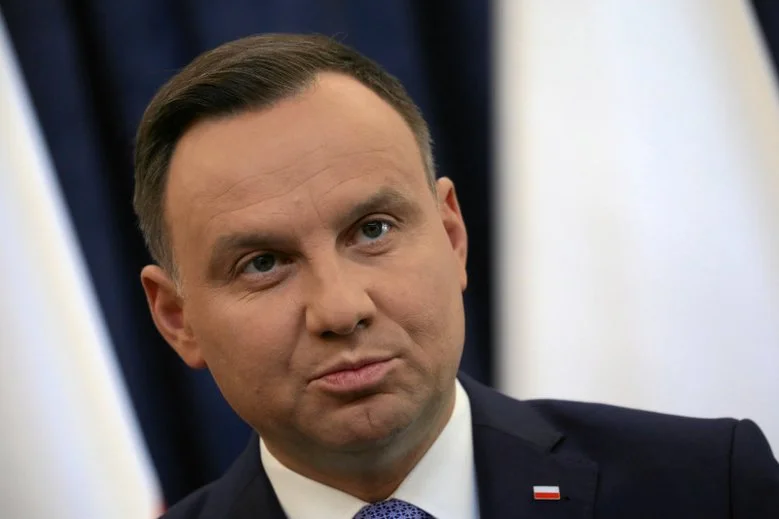 Polacy wypowiedzieli się na temat, co sądzą o prezydenckim pomyśle referendum konstytucyjnego. Andrzej Duda nie ma powodów do radości.