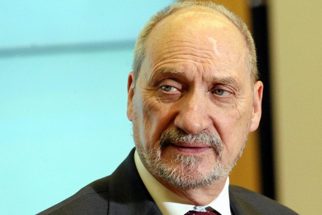 Antoni Macierewicz nie ma powodów do obaw - dając żołnierzom pieniądze i przywileje.