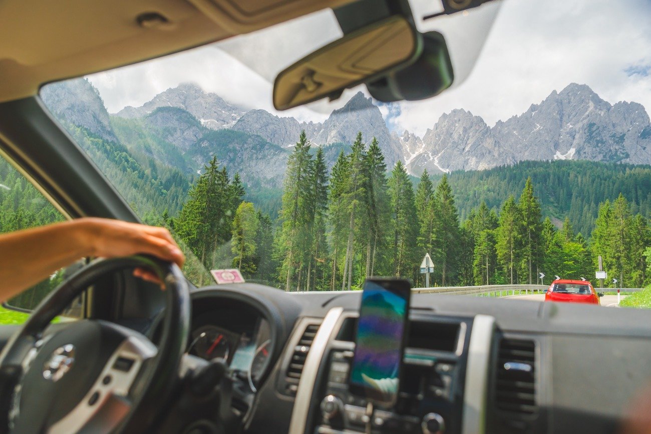 Wakacje w aucie. Oto rzeczy, które musisz mieć w samochodzie na każdą sytuację.