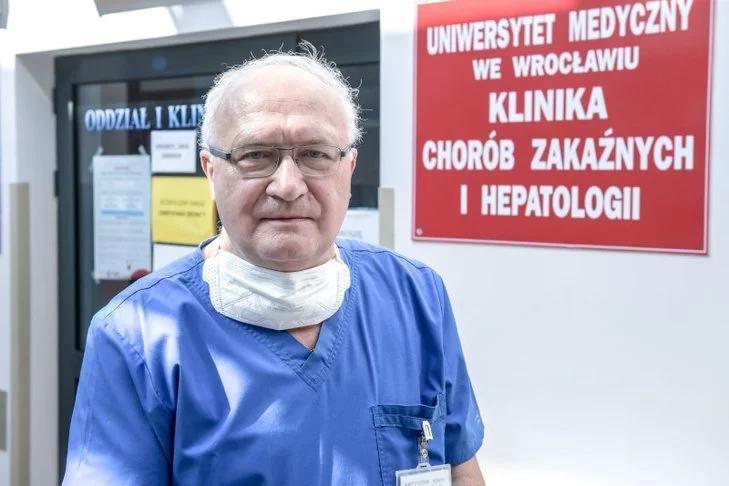 Prof. Krzysztof Simon podważa rządowe stwierdzenia, że zbliżamy się do końca epidemii koronawirusa. Spotyka go za to internetowy hejt.