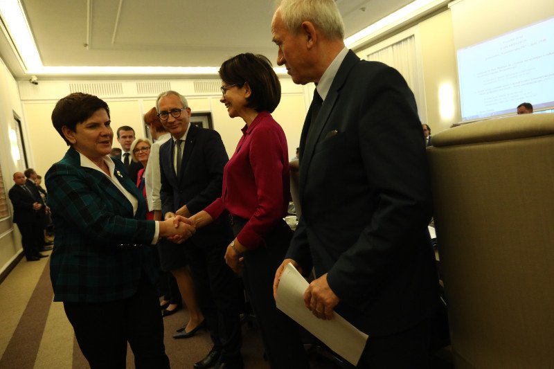 Setki milionów złotych publicznych pieniędzy zostało przeznaczonych na nagrody w ministerstwach.