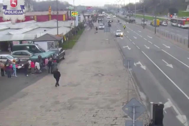 Pijany kierowca wjeżdża w pieszych.