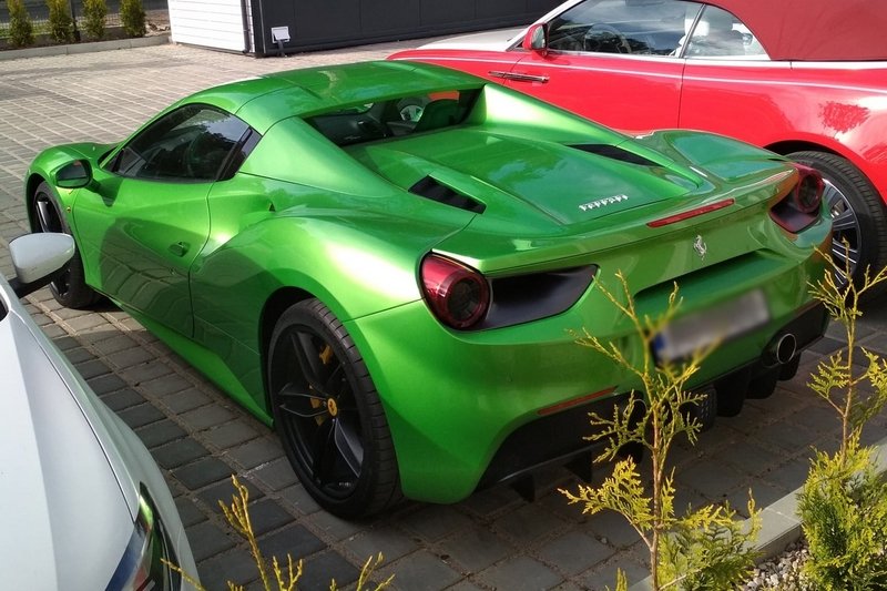 Policja zatrzymała kradzieży Ferrari z Mielna.