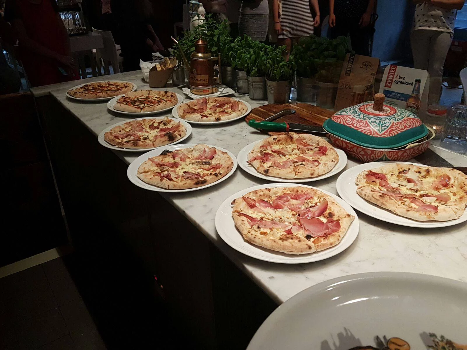 Pizze są wypiekane w tradycyjnym piecu, gdzie mogą zostać jedynie na kilkadziesiąt sekund. Zdaniem wielu mieszkających w Warszawie Włochów to właśnie pizza ze Świętokrzyskiej jest najsmaczniejsza w mieście.
